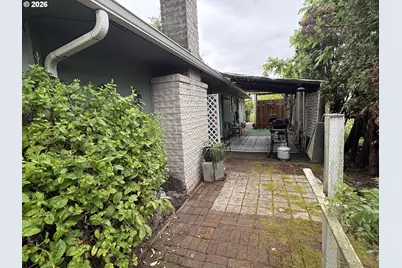 392 S 37th St, Springfield, OR 97478 - Photo 5