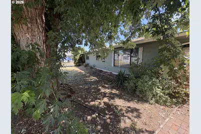 392 S 37th St, Springfield, OR 97478 - Photo 5