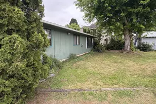 392 S 37th St, Springfield, OR 97478 - Photo 9