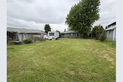 392 S 37th St, Springfield, OR 97478 - Photo 3