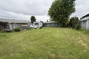 392 S 37th St, Springfield, OR 97478 - Photo 3