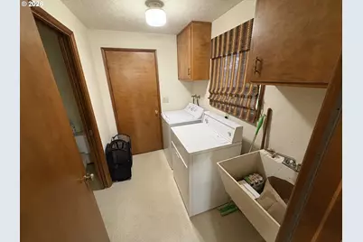 392 S 37th St, Springfield, OR 97478 - Photo 21