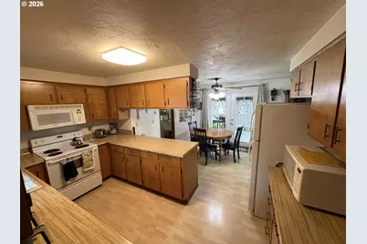 392 S 37th St, Springfield, OR 97478 - Photo 13