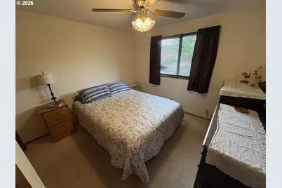 392 S 37th St, Springfield, OR 97478 - Photo 23