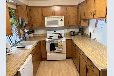 392 S 37th St, Springfield, OR 97478 - Photo 11