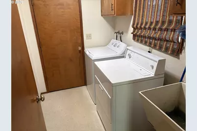 392 S 37th St, Springfield, OR 97478 - Photo 17