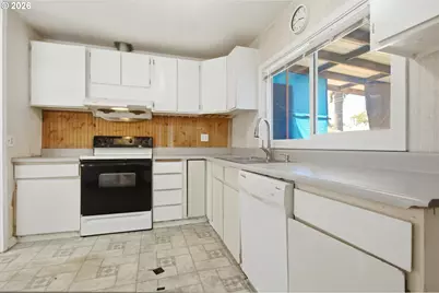 8233 NE Going Pl, Portland, OR 97220 - Photo 9