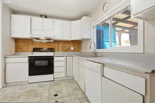 8233 NE Going Pl, Portland, OR 97220 - Photo 9