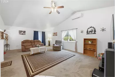 6842 Jessica Dr, Springfield, OR 97478 - Photo 3