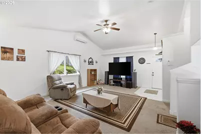 6842 Jessica Dr, Springfield, OR 97478 - Photo 5
