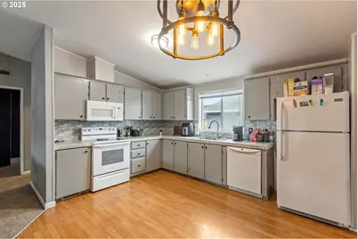 201 Heavenly Ct, Sutherlin, OR 97479 - Photo 11