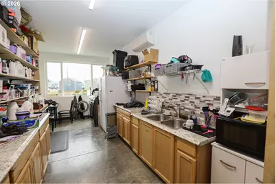 135 NE Mill St, Grants Pass, OR 97526 - Photo 17