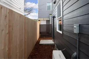 12088 SE Market St, Portland, OR 97216 - Photo 15