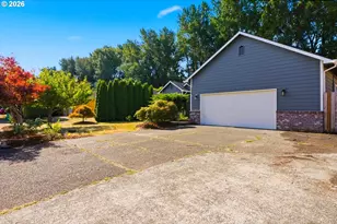 738 NE Meadow Dr, Portland, OR 97211 - Photo 3