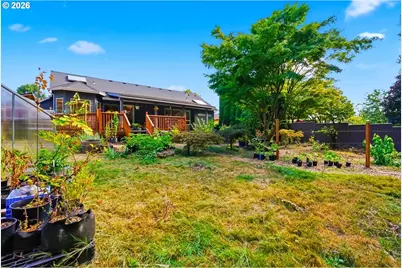 738 NE Meadow Dr, Portland, OR 97211 - Photo 33