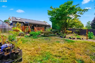 738 NE Meadow Dr, Portland, OR 97211 - Photo 33