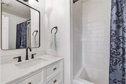 738 NE Meadow Dr, Portland, OR 97211 - Photo 25