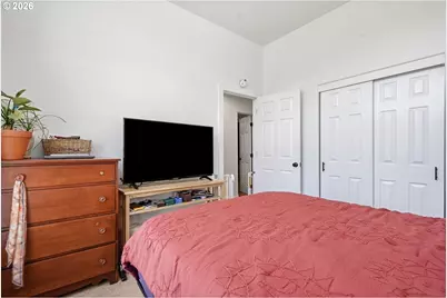 738 NE Meadow Dr, Portland, OR 97211 - Photo 27