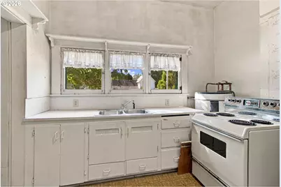 533 D St, Springfield, OR 97477 - Photo 9