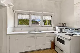 533 D St, Springfield, OR 97477 - Photo 9