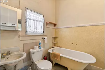 533 D St, Springfield, OR 97477 - Photo 11