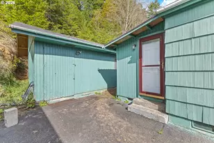 900 W 17th St, Coquille, OR 97423 - Photo 21