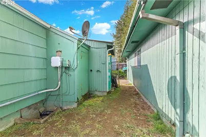 900 W 17th St, Coquille, OR 97423 - Photo 23