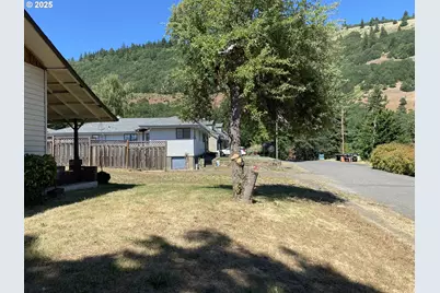 782 NE Center St, White Salmon, WA 98672 - Photo 3