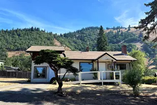 782 NE Center St, White Salmon, WA 98672 - Photo 1