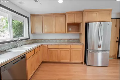 100 E 39th Ave, Eugene, OR 97405 - Photo 11