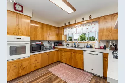 1215 E College St, Mount Angel, OR 97362 - Photo 9