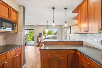 2340 SW Cactus Dr, Portland, OR 97205 - Photo 9