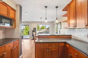 2340 SW Cactus Dr, Portland, OR 97205 - Photo 9