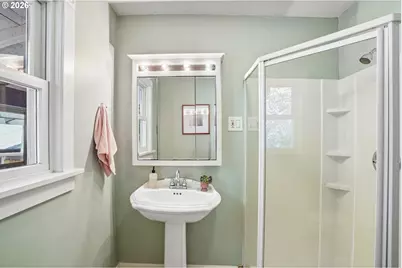 9015 NE Humboldt St, Portland, OR 97220 - Photo 17