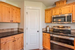 966 E 15th St, Lafayette, OR 97127 - Photo 17