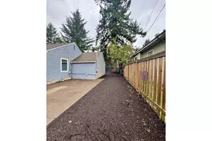 8241 SE Raymond Ct, Portland, OR 97266 - Photo 3