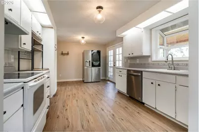 8205 SW Laurel St, Portland, OR 97225 - Photo 9