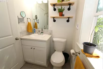 611 SE 142nd Ave #B, Portland, OR 97233 - Photo 5