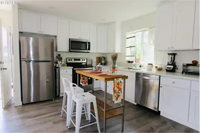 611 SE 142nd Ave #B, Portland, OR 97233 - Photo 3