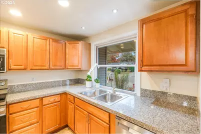 2049 SE Gerhard Dr, Hillsboro, OR 97123 - Photo 9