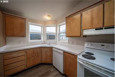 1413 Hawthorne Ave, Reedsport, OR 97467 - Photo 9