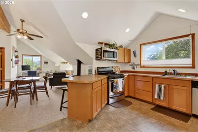 921 Eugene St, Hood River, OR 97031 - Photo 3