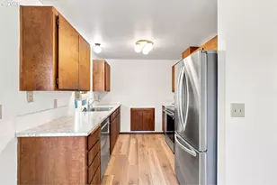 11872 SE Morrison St, Portland, OR 97216 - Photo 9