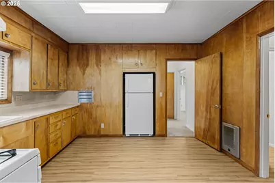 331 NE Laurel Ave, Myrtle Creek, OR 97457 - Photo 11