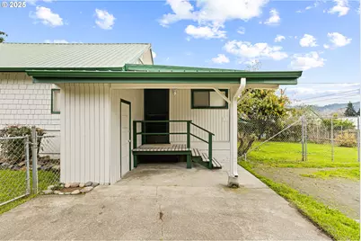 331 NE Laurel Ave, Myrtle Creek, OR 97457 - Photo 3