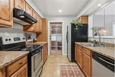 3245 NE 108th Ave, Portland, OR 97220 - Photo 11