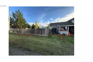 564 SW Cedar St, Mill City, OR 97360 - Photo 7