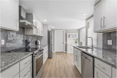 10425 SW Greenleaf Ter, Tigard, OR 97224 - Photo 5