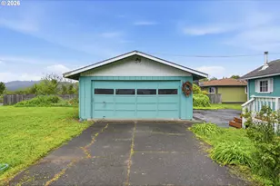 906 C St, Myrtle Point, OR 97458 - Photo 45