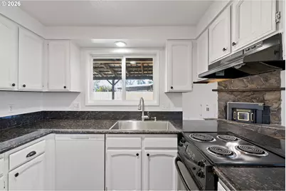 422 S 49th Pl, Springfield, OR 97478 - Photo 9